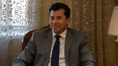 وزير الرياضة يتابع الحالة الصحية للسباحة شذى نجم ولاعبي كاراتيه مركز شباب مساكن إسكو