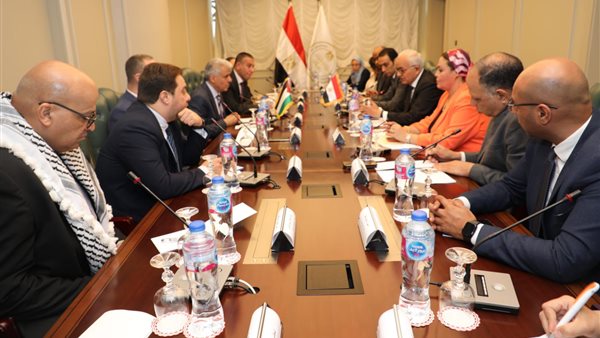 وزير التعليم مع الوفد