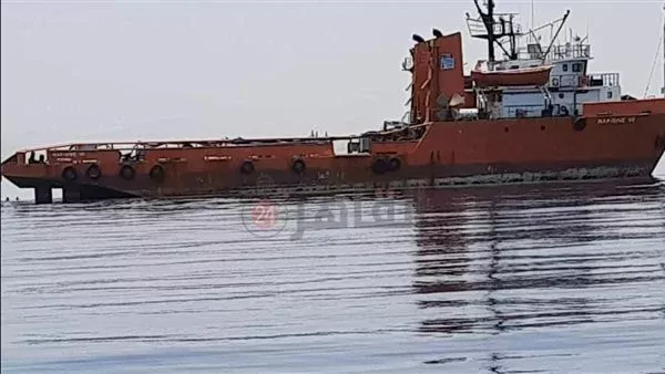 السفينة الجانحة أمام