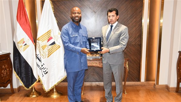 وزير الرياضة مع رئيس