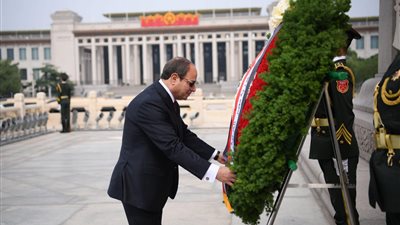 السيسي يزور النصب التذكاري للجندي المجهول بميدان تيانانمن في بكين