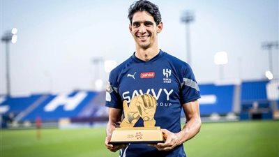 ياسين بونو يفوز بجائزة أفضل حارس مرمى بالدوري السعودي