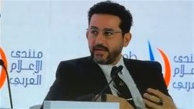 أحمد حلمي خلال تكريمه بمنتدى الإعلام العربي يطالب بالوقوف دقيقة حداد على روح الجندي المصري وشهداء رفح