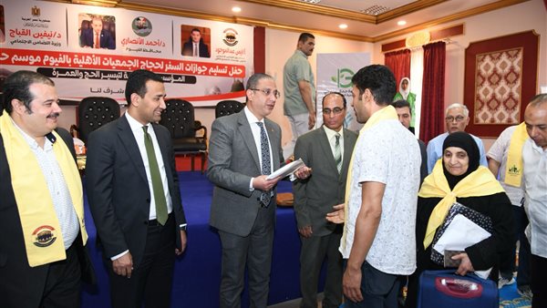 محافظ الفيوم يسلم