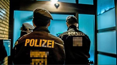 بينهم ضابط شرطة.. مسلح يطعن 3 أشخاص في ألمانيا والشرطة تلاحقه بإطلاق النار 