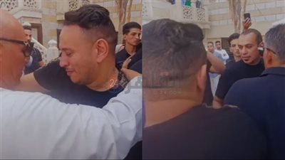 انهيار محمود وحمادة الليثي خلال تشييع جثمان والدتهما