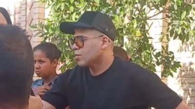 بحضور عمر كمال.. الحزن يسيطر على محمود الليثي لحظة دفن جثمان والدته | بث مباشر