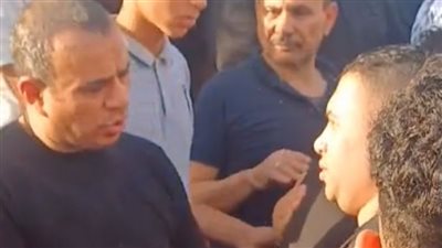مش مستوعب وفاتها.. محمود الليثي يستقبل عزاء والدته على المقابر بحضور نجوم الفن