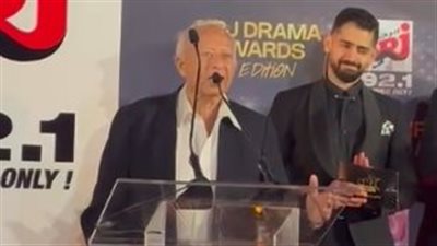 هاني شنودة يمازح الجمهور في حفل جوائز إنرجي: بيستخدموا أعمالي ومش بقبض حاجة منها