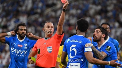 بـ 14 بطاقة خلال اللقاء.. حكم مباراة الهلال والنصر يخطف الأنظار في نهائي الكأس 