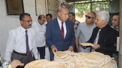 بعد زيادة سعر الرغيف.. محافظ القليوبية يتفقد المخابز في بنها | صور 