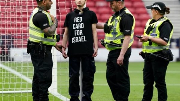 متظاهر يقوم بشنق