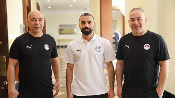 محمد صلاح مع التوأم