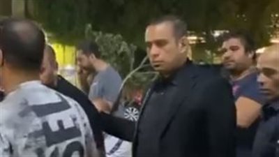 الحزن يسيطر على محمود الليثي خلال تلقيه عزاء والدته من أهالي السيدة زينب | بث مباشر