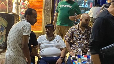 بحضور عبد الباسط حمودة.. أهالي السيدة زينب يستقبلون عزاء والدة الفنان محمود الليثي