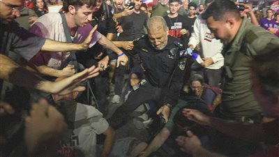 تل أبيب على صفيح ساخن.. حملة اعتقالات واسعة ضد متظاهرين يطالبون بوقف إطلاق النار