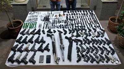 ضبط أسلحة نارية وذخائر بمنزل مالك محل في القاهرة 