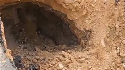 هبوط أرضي أمام مجمع مواقف دمنهور العمومي وسط تحركات لإصلاحه