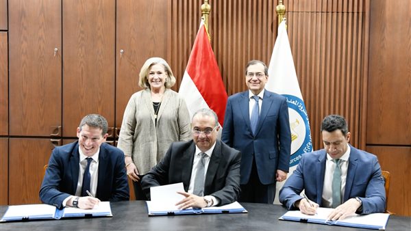 جانب من توقيع الاتفاقية