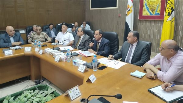 خلال جلسة المحافظ