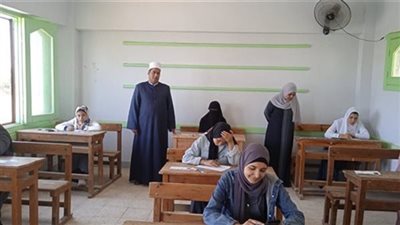  بدء دخول طلاب القسم العلمي بالثانوية الأزهرية للجان لأداء امتحان اللغة الأجنبية 