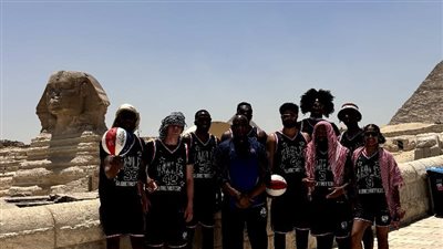 فريق كرة السلة الاستعراضي العالمي هارلم جلوبتروترز الأمريكي يزور أهرامات الجيزة | صور