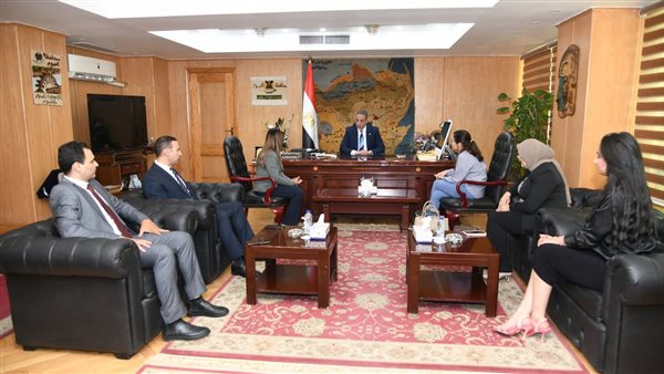 محافظ الفيوم مع فريق