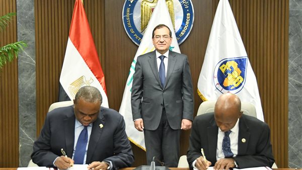 جانب من توقيع الاتفاقية