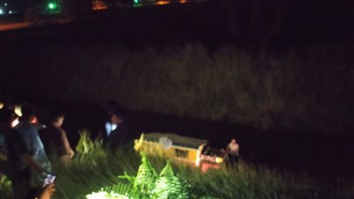 15 مصابًا بينهم سيدات وصغار.. ننشر أسماء حادث انقلاب سيارة داخل ترعة في قنا