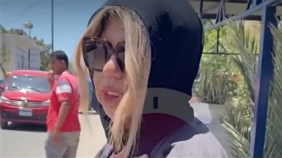 حبيبة لا تغيب.. بوسي شلبي تزور قبر الفنان محمود عبد العزيز في ذكرى ميلاده