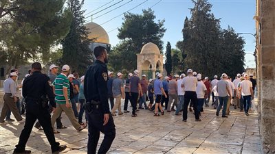 مئات المستوطنين يقتحمون المسجد الأقصى 