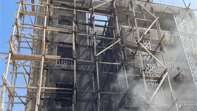 واجهة العمارة تفحمت.. تفاصيل حريق برج سكني تحت الإنشاء بالإسماعيلية