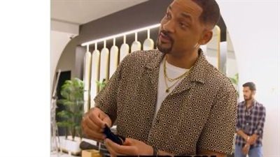 شاب مصري يهدي ويل سميث هدية من النوبة.. والفنان الشهير يرتديها 