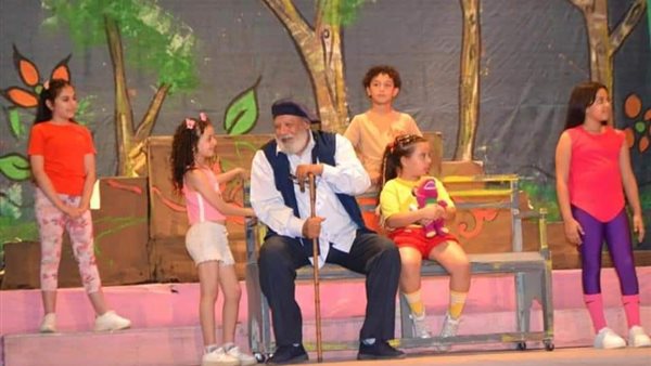 العرض المسرحي بحبكم