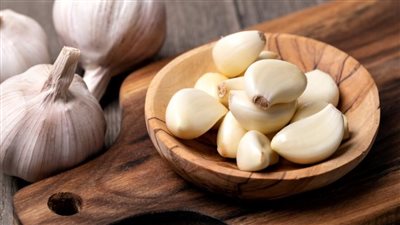 يساعد على تقوية جهاز المناعة.. تعرف على فوائد تناول الثوم 