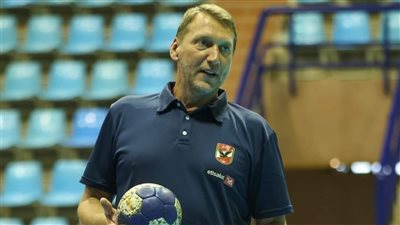 الأهلي يكشف مصير مدرب حراس مرمى فريق اليد بعد رحيل ديفيز