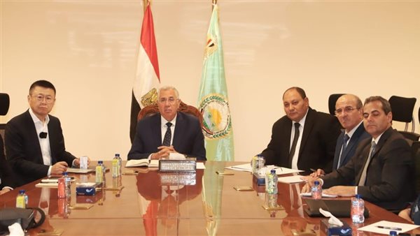 وزير الزراعة مع ممثلي