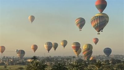 520 سائحا يحلقون بسماء الأقصر على متن 25 رحلة بالون طائر رغم الحر 