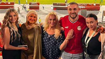 أسرة حسام حسن تؤازره من استاد القاهرة أثناء مواجهة بوركينا فاسو