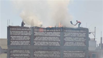 حريق هائل أعلى سطح منزلين بالغربية بسبب ارتفاع الحرارة | صور