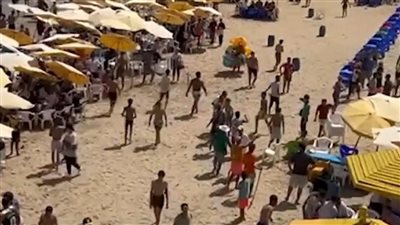 كله بيضرب في كله.. مشاجرة بالشوم على شواطئ الإسكندرية تثير ذعر المصطافين| صور