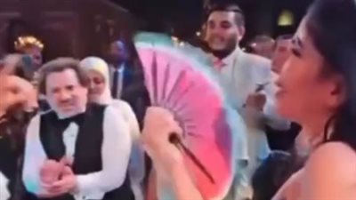 بمروحة علم فلسطين.. منى زكي تدعم غزة في حفل زفاف جميلة عوض | فيديو