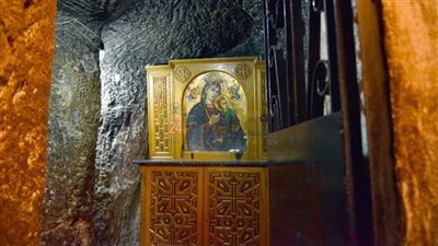 هربًا من بطش الملك هيرودس.. مغارة العائلة المقدسة بجبل الطير رمز ديني وتاريخي في المنيا