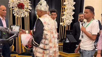 دولارات ومصري.. أم تهدي نجلها روب فلوس في حفلة تخرجه من الجامعة