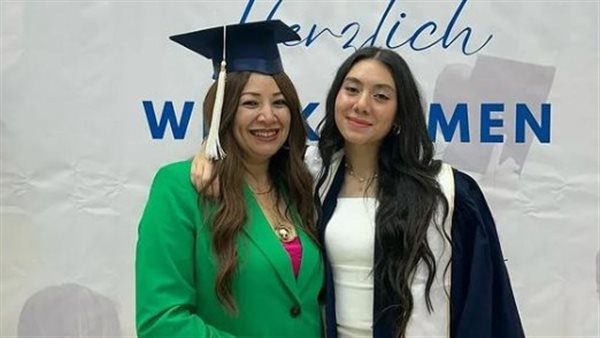 انتصار وابنتها 