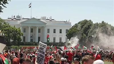 الآلاف يتظاهرون أمام البيت الأبيض دعمًا لفلسطين.. والشرطة تستخدم الغاز للتفرقة 