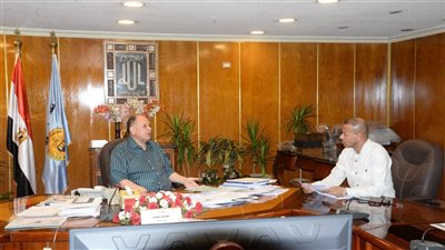 محافظ أسيوط يبحث مع التموين استعدادات عيد الأضحى.. ويوجه بتوفير احتياجات المواطنين