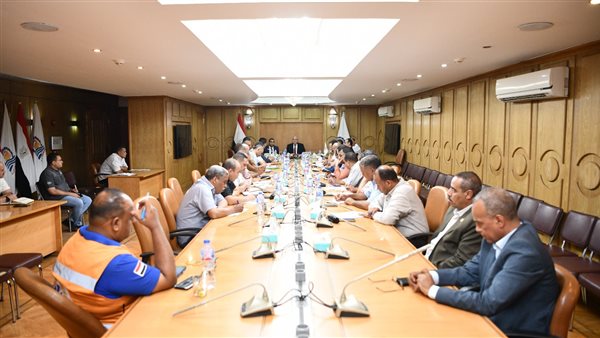 اجتماع محافظ قنا