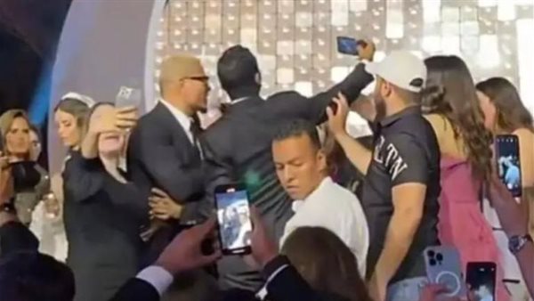 صفع عمرو دياب لمعجب