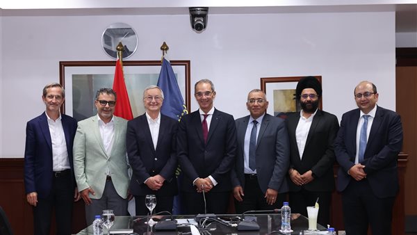  وزير الاتصالات وتكنولوجيا